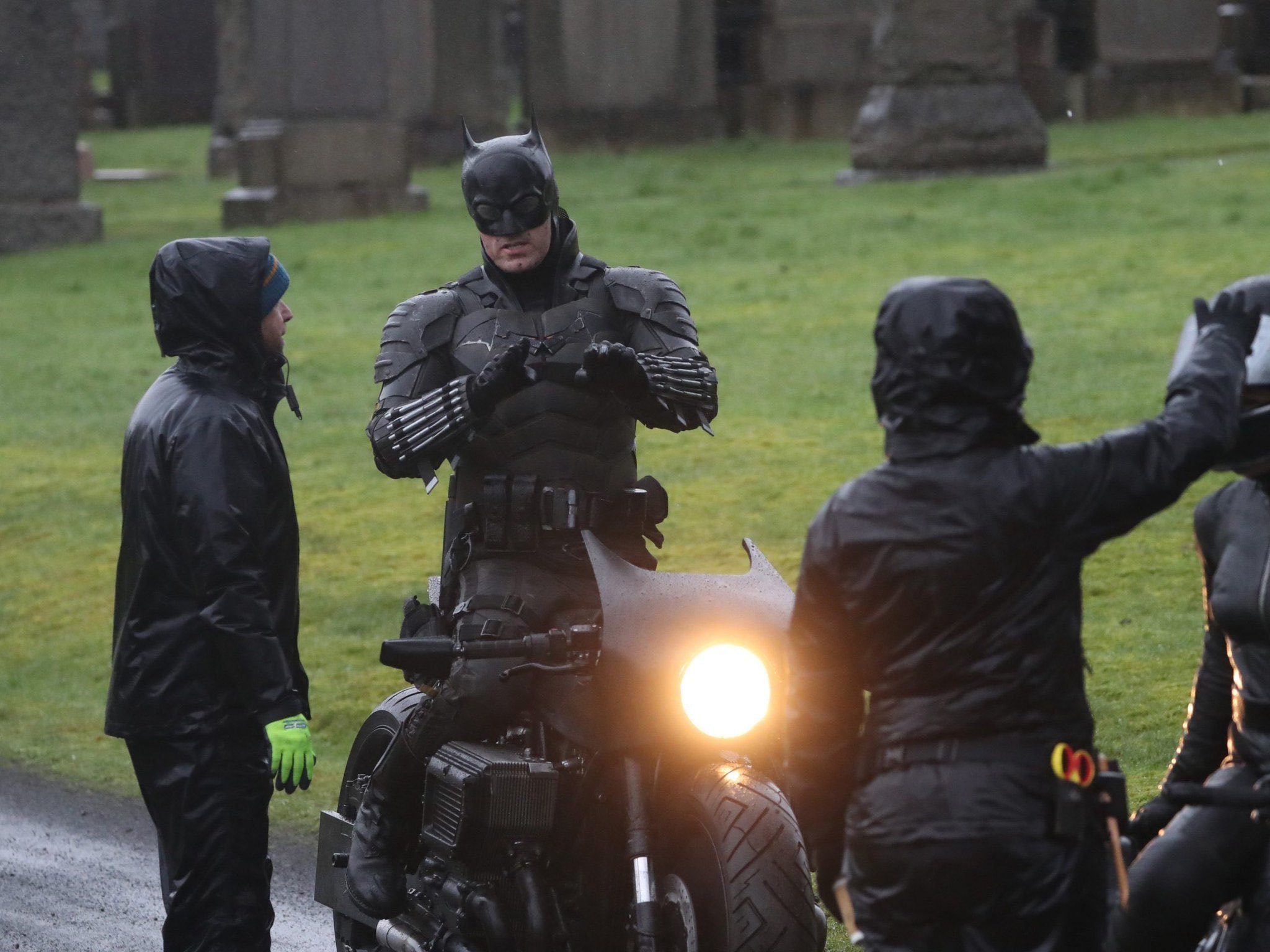 Traje do novo Batman aparece completo em imagem dos bastidores