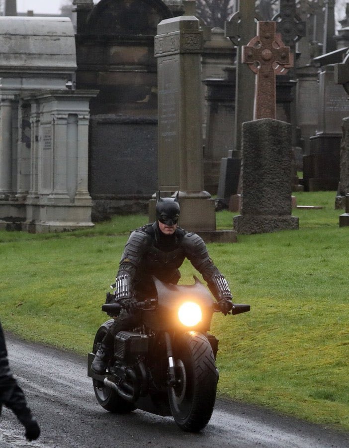 Traje do novo Batman aparece completo em imagem dos bastidores