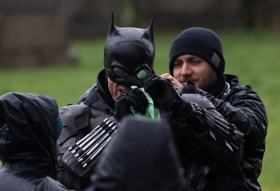 Traje do novo Batman aparece completo em imagem dos bastidores
