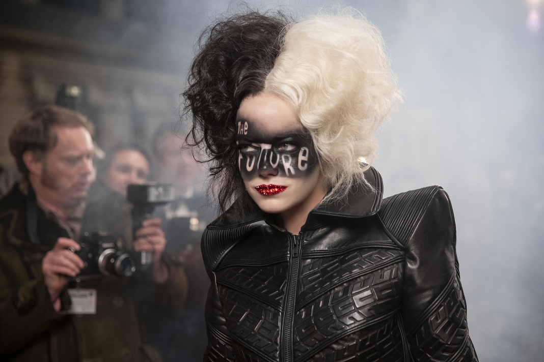 Cruella captura dálmatas em novo trailer do filme