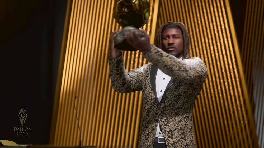 Recebendo o prêmio Bola de Ouro no Modo Carreira Jogador