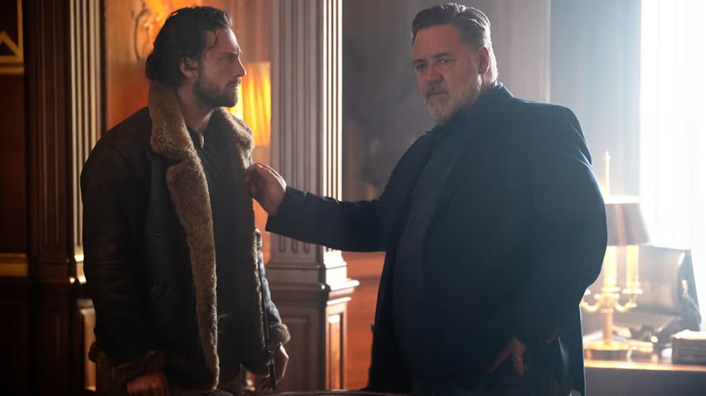 Aaron Taylor-Johnson e Russel Crowe em Kraven