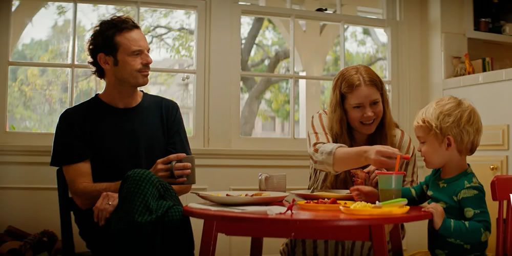 Amy Adams e Scoot McNairy em cena do filme 'Canina'