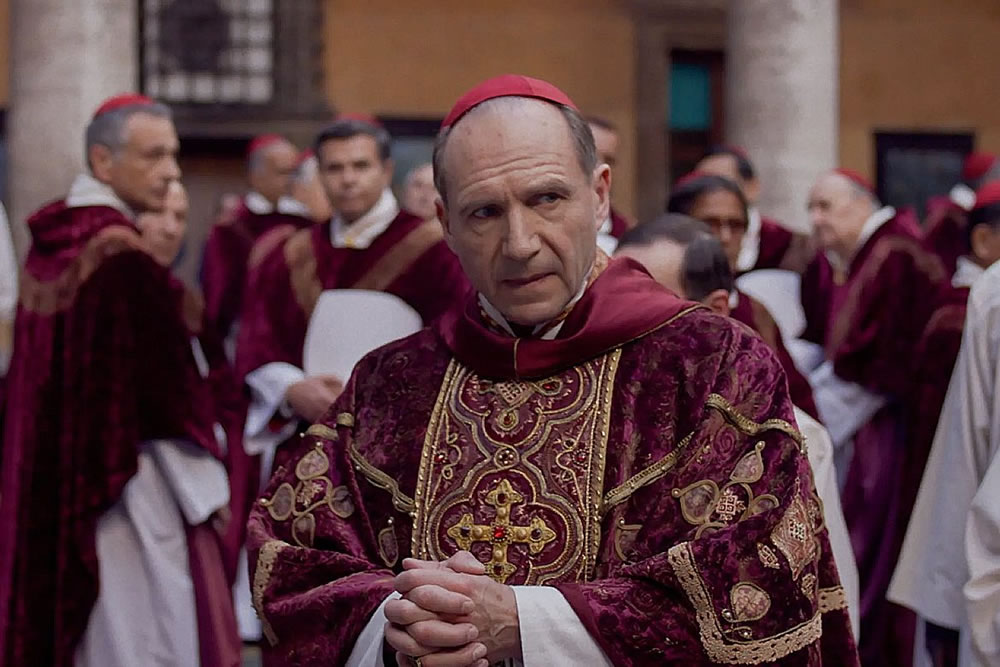 Ralph Fiennes numa cena do filme 'Conclave'