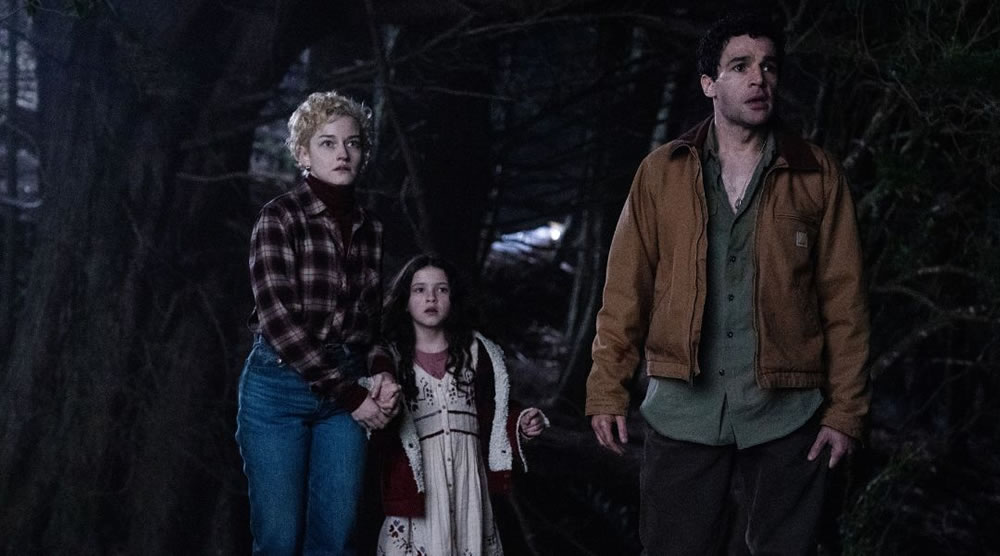Christopher Abbott, Julia Garner e Matilda Firth em cena de 'Lobisomem'