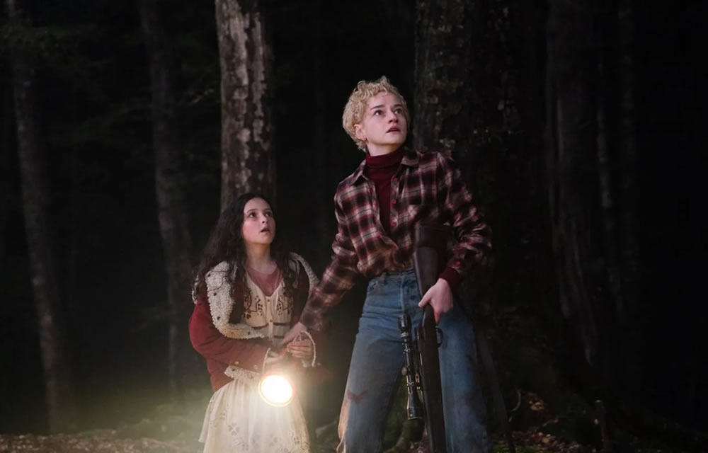 Julia Garner e Matilda Firth em cena de 'Lobisomem'