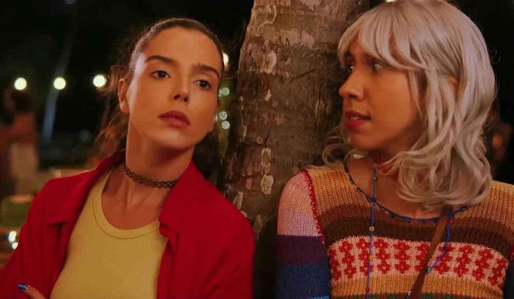 Giovanna Lancellotti e Ademara em cena do filme 'Missão Porto Seguro'
