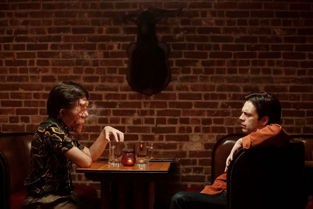 Adam Pearson e Sebastian Stan em cena de 'Um Homem Diferente'
