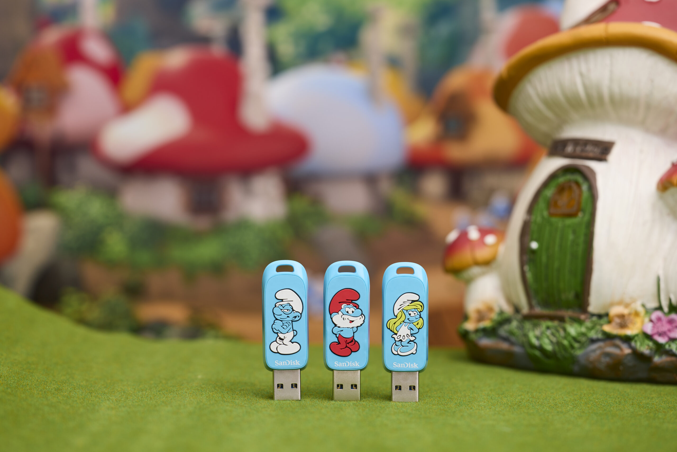 SanDisk lança linha de pendrives temáticos dos Smurfs