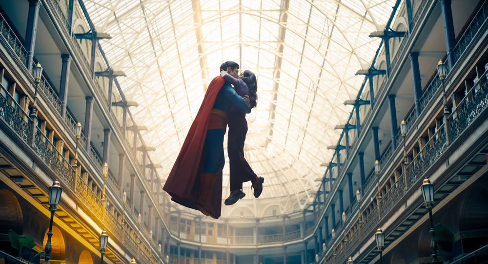 Superman e Lois Lane se beijando